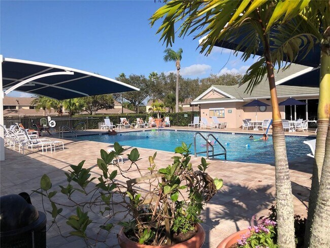 Building Photo - Beautifully Furnished condo located at Tara 2-Bedroom 2 bath Condo with Den & a 1 Car Garage