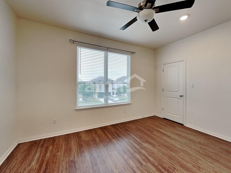 Building Photo - 2717 Lillybrook Ln