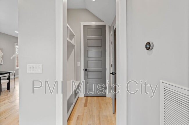 Building Photo - 1403 10th Ave N