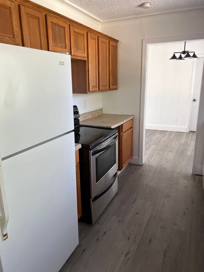 Building Photo - Spacious home - Great location!