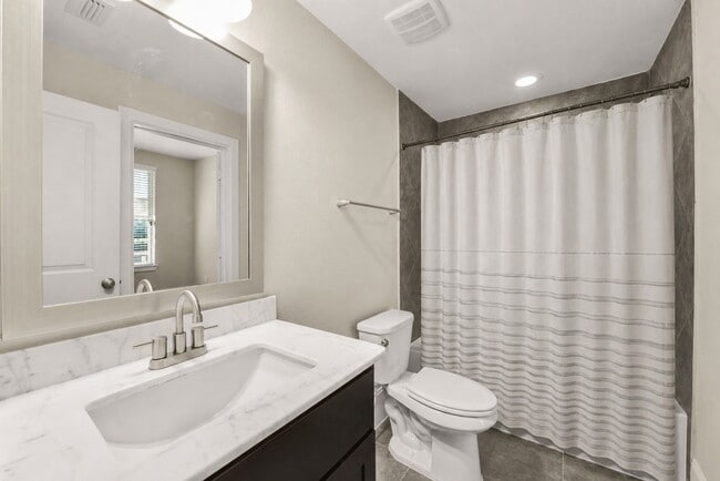 Building Photo - 734 N Shepherd Dr