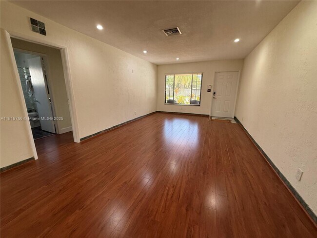 Building Photo - 1721 NE 48th Ct