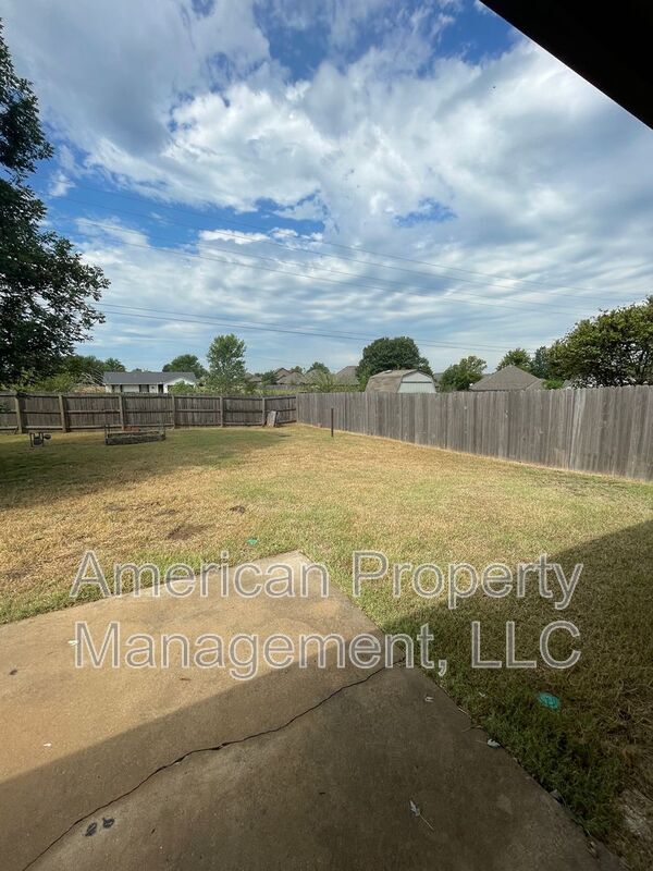 Building Photo - 9804 N 107th E Ave