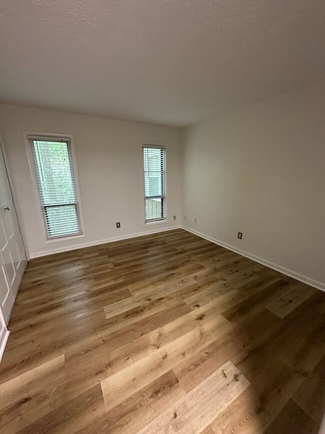 Building Photo - Renovated Condo Available in Sandy Springs!