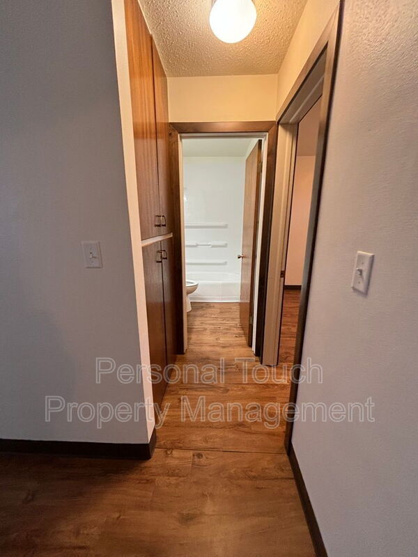 Building Photo - 132 6th Ave N