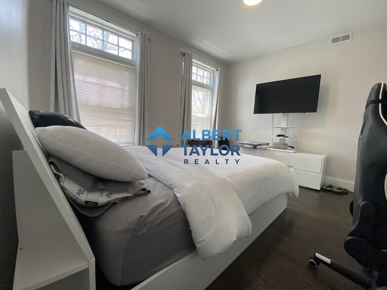 Building Photo - 9 Strathmore Rd