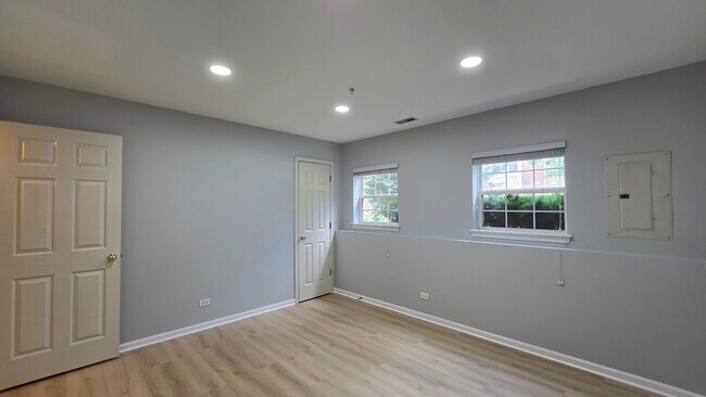 Building Photo - 2631 N Greenwood Ave