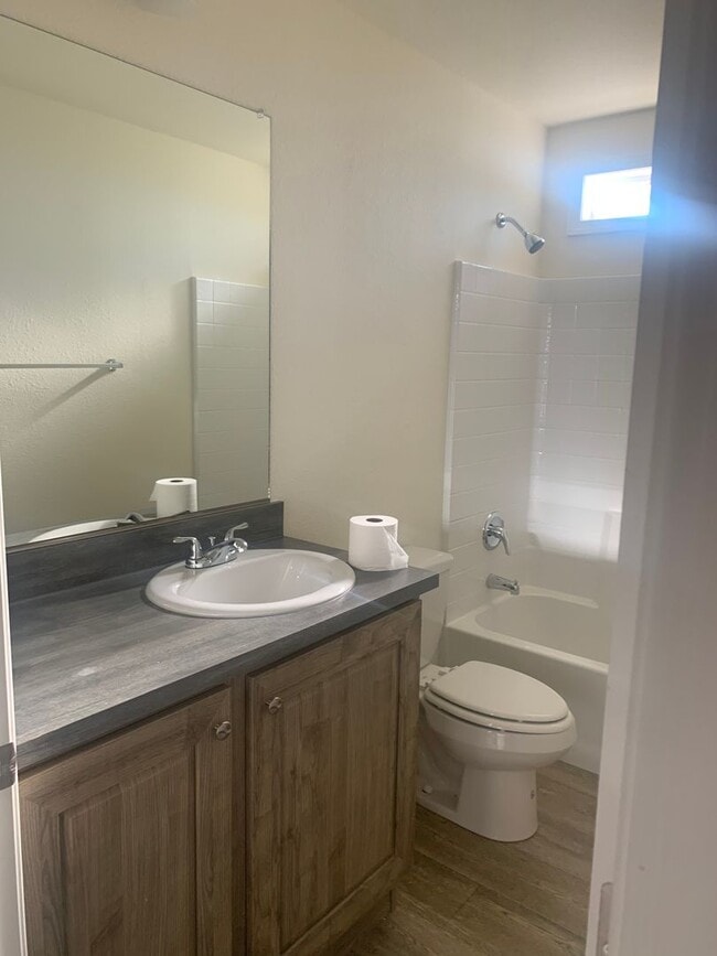 Building Photo - Central Paradise Location Brand Newer3 bed...