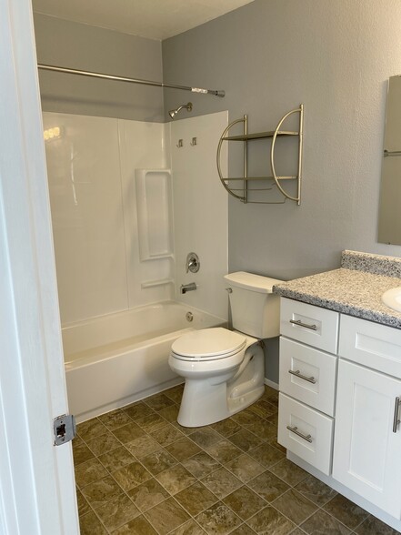04_bathroom - 1502 S M St