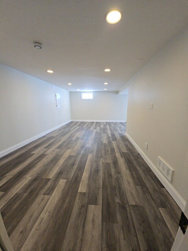 Building Photo - 4 Edam Ct