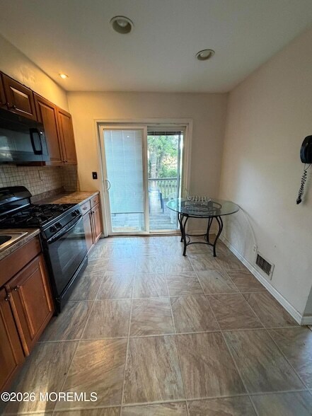 Building Photo - 6 Roslyn Dr