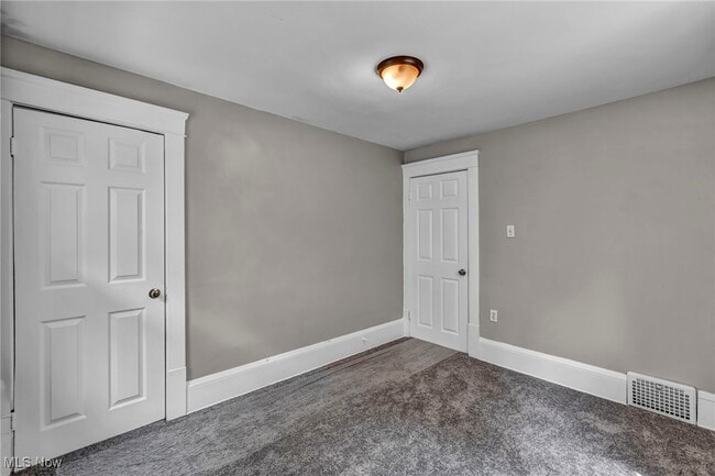 Building Photo - 906 Delia Ave