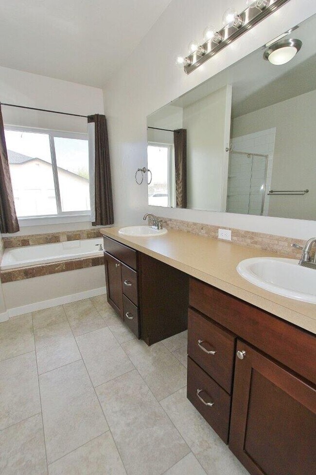 Building Photo - Spacious Home in Quiet Neighborhood