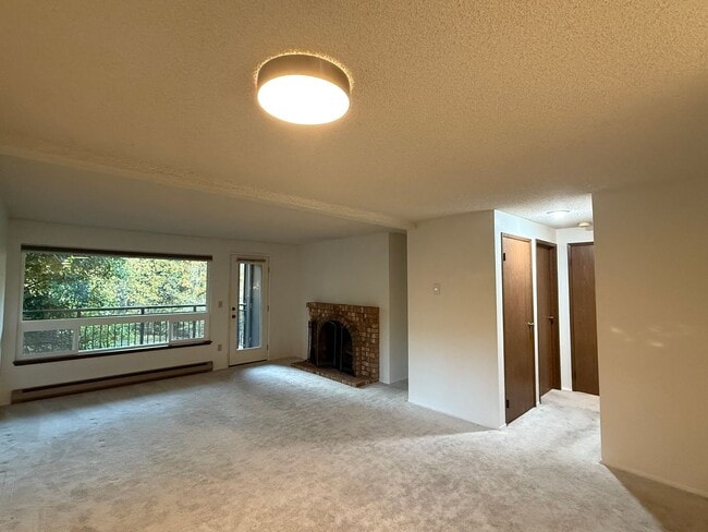 Building Photo - Lovely 2-Bedroom End Unit Condo in Cedarwo...