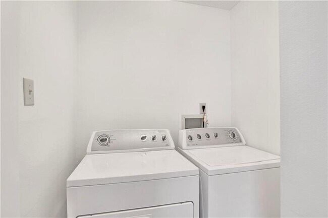 Building Photo - 6071 Highland Cir N