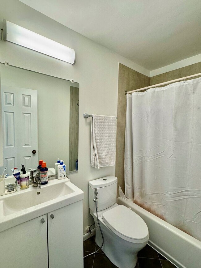 Building Photo - Mill Creek Townhome