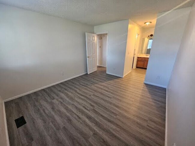 Building Photo - Ground-Level 1-Bedroom Condo in Southeast ...