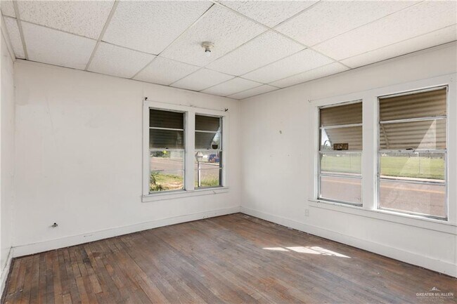 Building Photo - 13 Oblate Ave