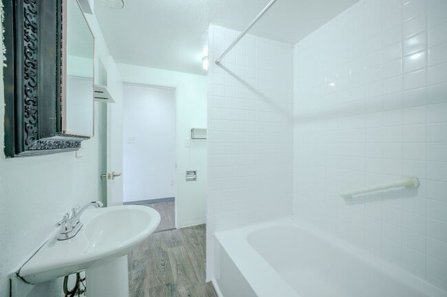 Building Photo - OPEN HOUSE 2/17, 2/21 @ 1P-2:30P - Duplex upper unit in Central District - Upper