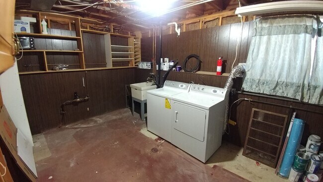 Building Photo - Spacious 4 bedroom 2 Bath Single Family Mt Pleasant