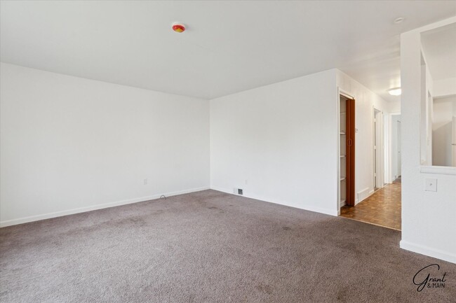 Building Photo - $1300 3 bedroom