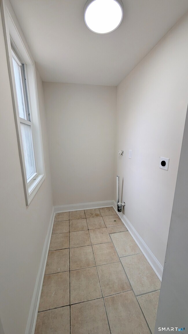 Building Photo - 15 June St