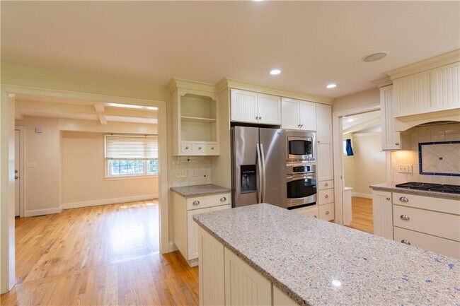 Building Photo - 48 Pleasant St