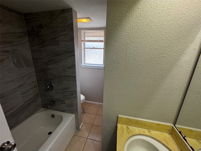 Building Photo - 1922 Bunzel St