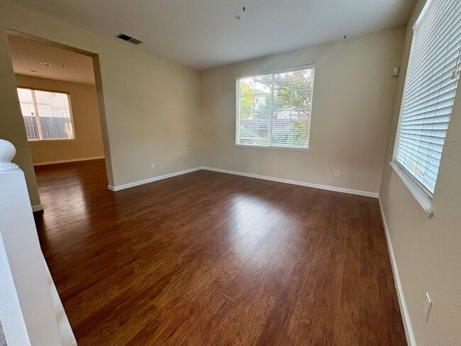 Building Photo - Beautiful 3 Bed 2.5 Bath Brentwood Home