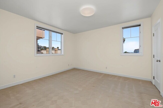 Building Photo - 430 N Oakhurst Dr