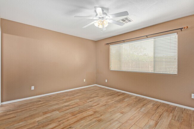 Building Photo - Stunning 3 Bed/2 Bath Home in Gated Commun...