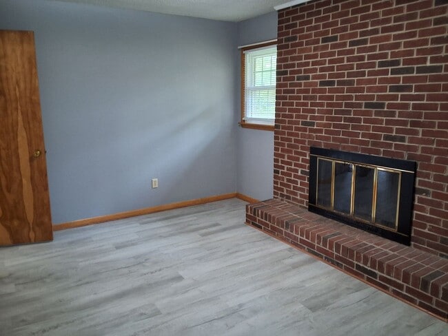 Building Photo - Comfy 2 Bedroom, 2 Bath Duplex located in ...