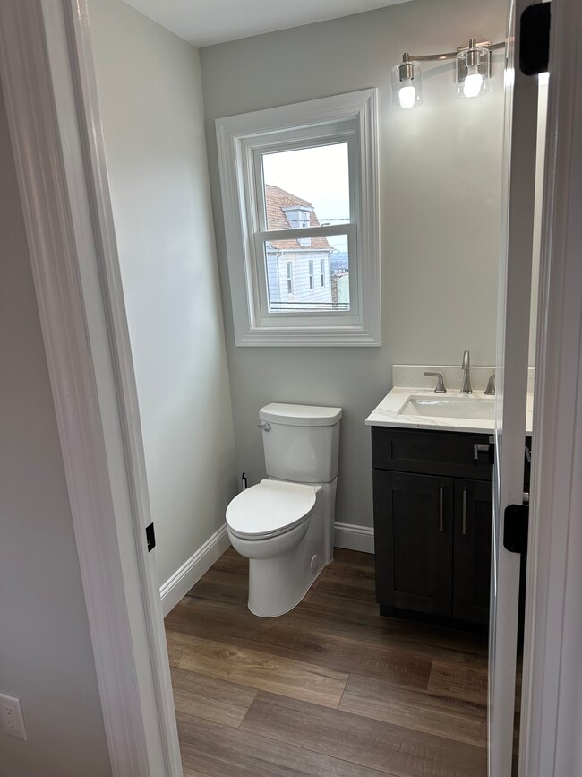 Half bath - 431 Broad St