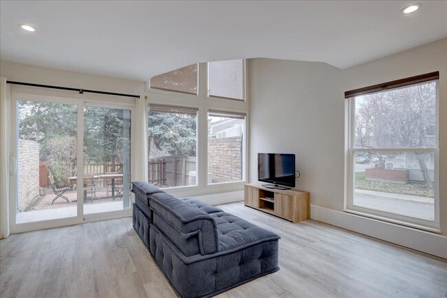 Building Photo - Stunning Remodeled Townhome in North Boulder