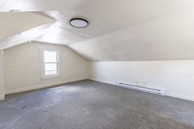 Building Photo - AVAILABLE OCTOBER 15th - Quirky 3+ Bedroom...