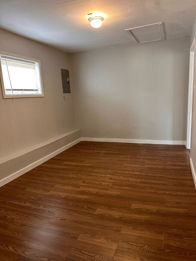 Building Photo - 4 bedrooms 1 Full bathroom. The house is very spacious living room, dining room and full kitchen ...