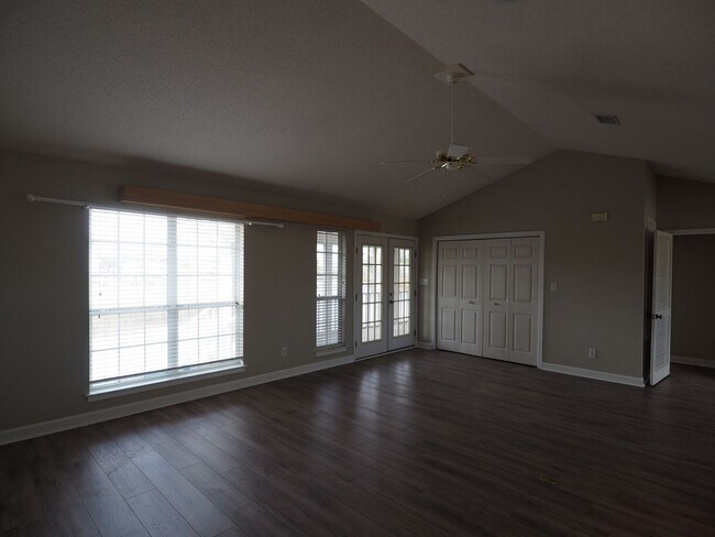 Building Photo - Gorgeous water views just blocks from the ...