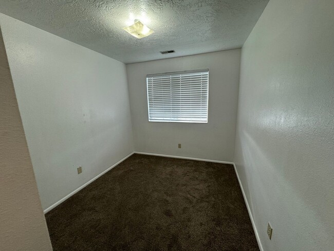 Building Photo - Available now! 2 bedroom 1 bath!