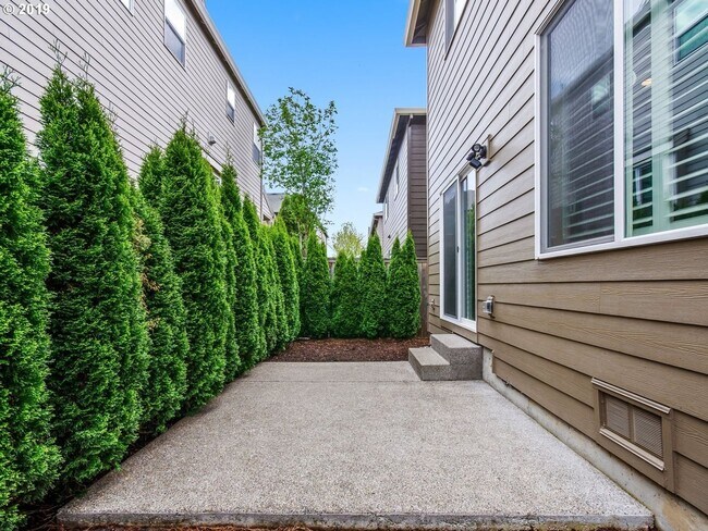 Building Photo - Gorgeous 4 Bed, 2.5 Bath Tuscany Home!