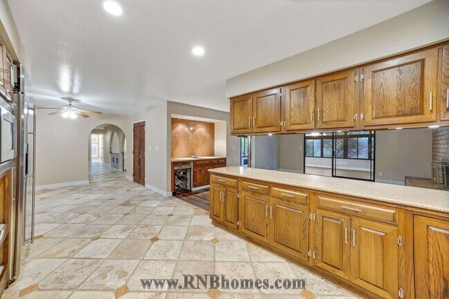 Building Photo - 4305 Whispering Oak Cir