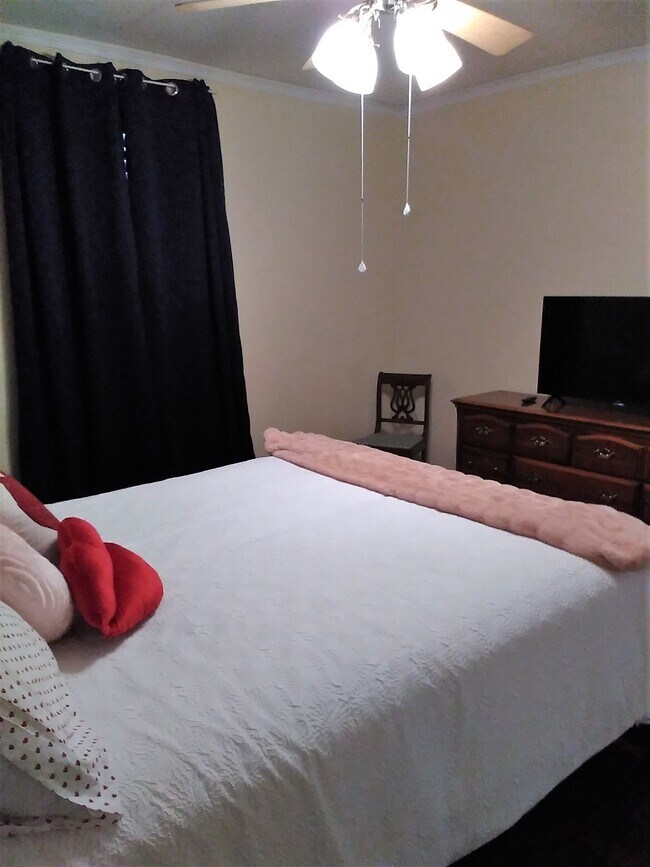 Building Photo - 707 Columbus Dr