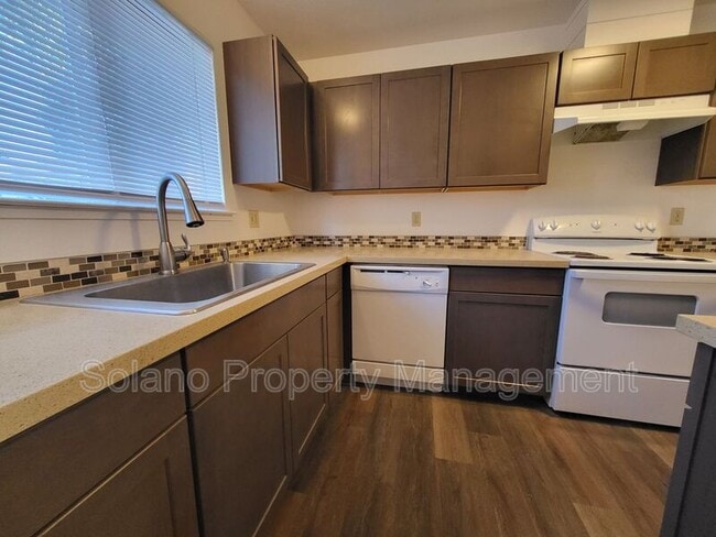 Building Photo - 1910 Grande Cir