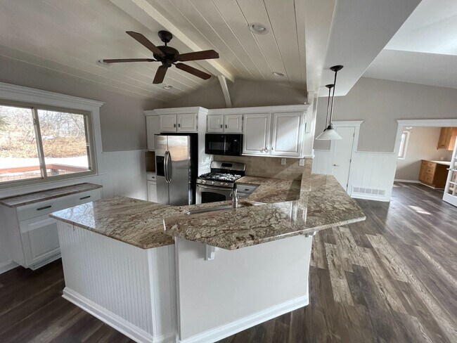 Building Photo - Charming Remodeled 5bd Country Home in Pal...