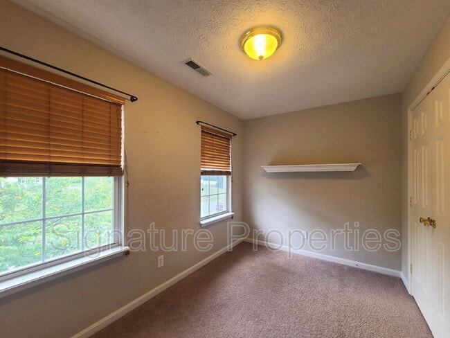 Building Photo - 10 Lockwood Dr