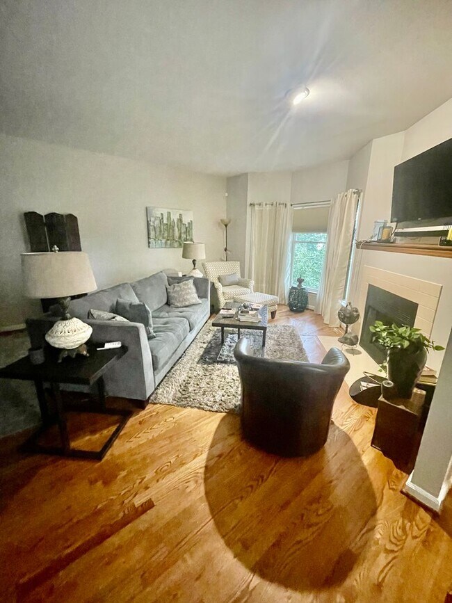 Building Photo - Welcome to this stunning 3-bedroom, 2-bath...