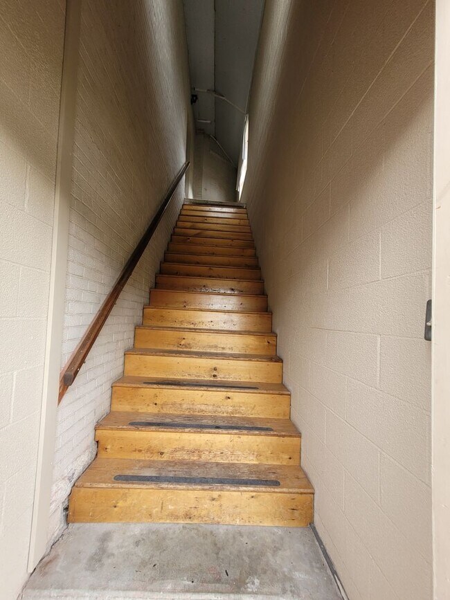 Building Photo - 402 N Railroad St