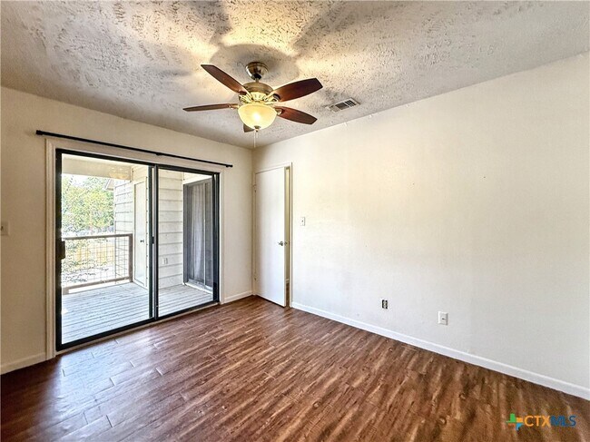 Building Photo - 421 W San Antonio St