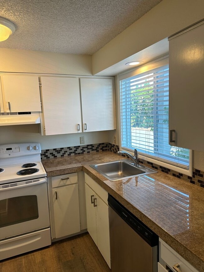 Building Photo - RECENTLY UPDATED  2 BEDROOM & 1 .5 BATH CONDO