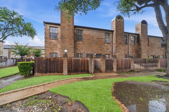 Building Photo - 9850 Pagewood Ln