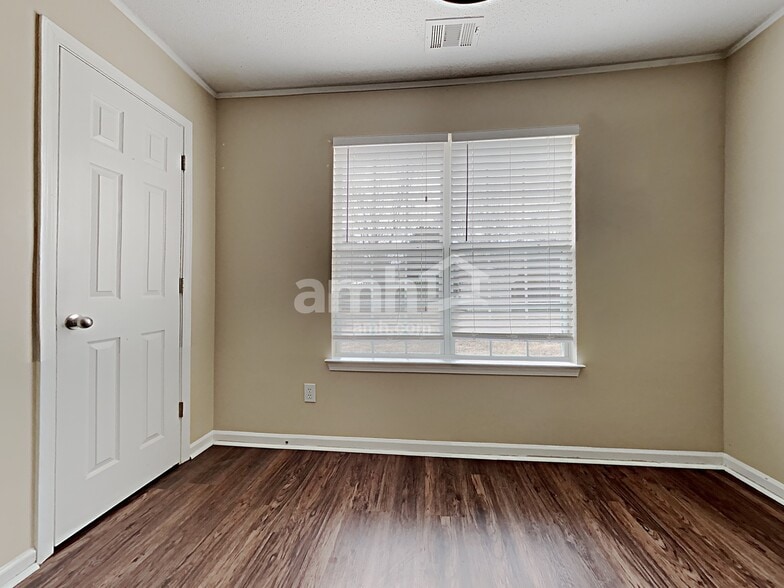Building Photo - 211 Mystic Holw